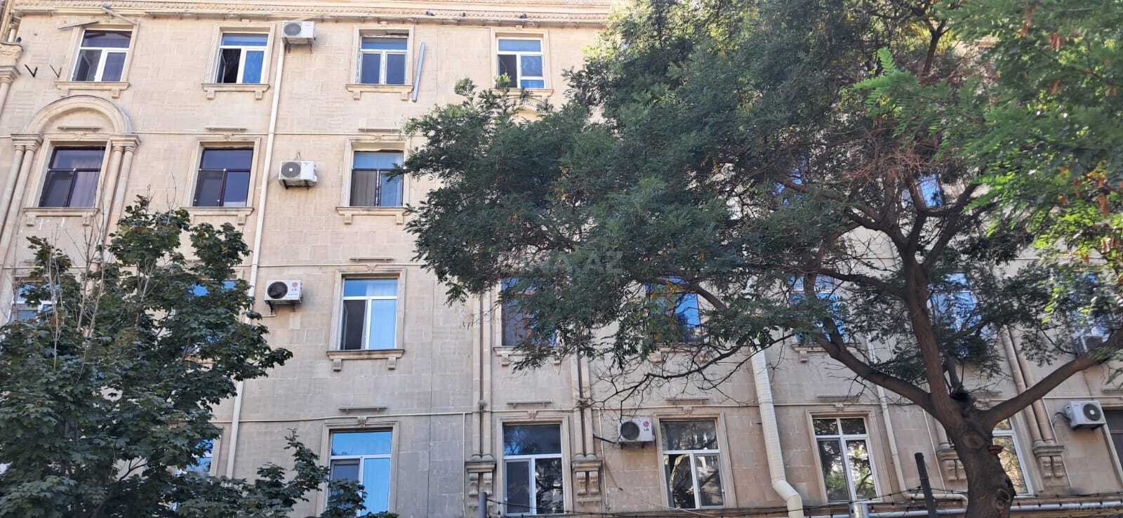 3 otaqlı köhnə tikili 72 m², Elmlər Akademiyası m. - əsas şəkil