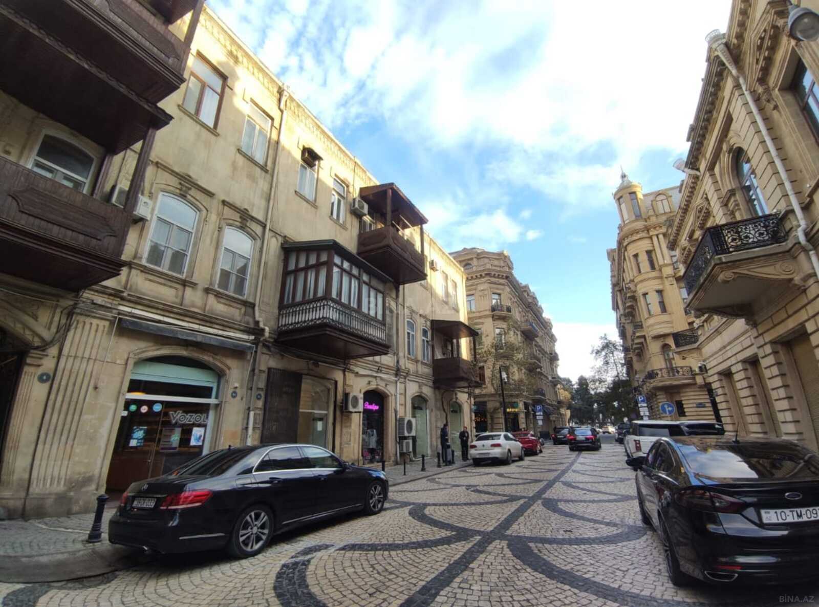 Satılır 4 otaqlı köhnə tikili 180 m², Sahil m.