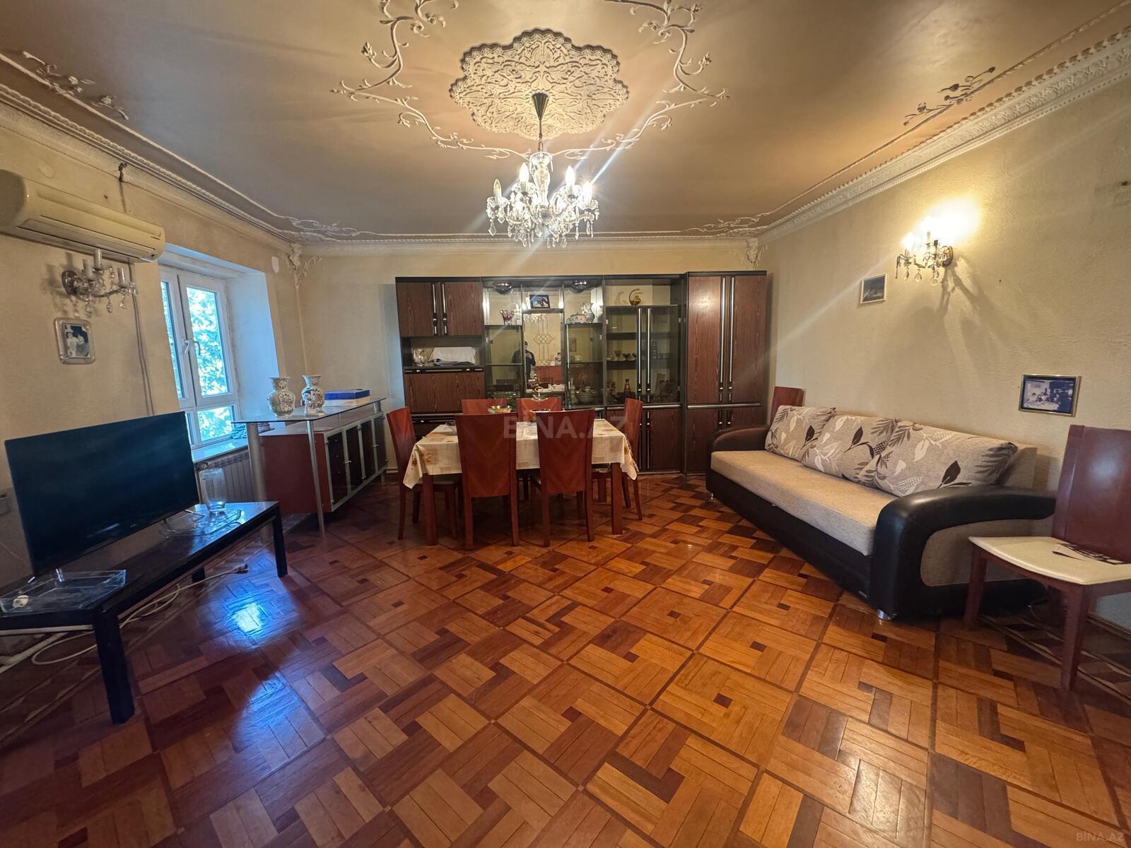 4 otaqlı köhnə tikili 85 m², Elmlər Akademiyası m. - əsas şəkil