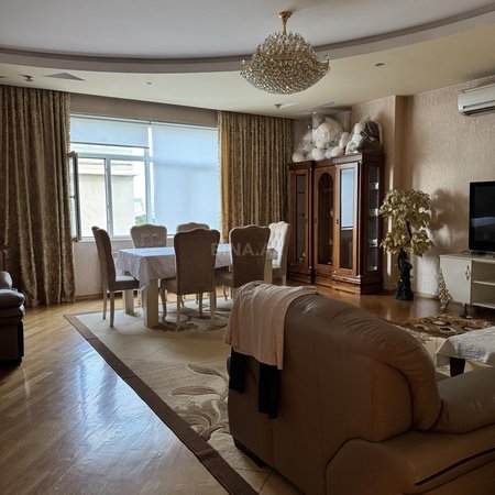3 otaqlı yeni tikili 135 m², Nizami m.